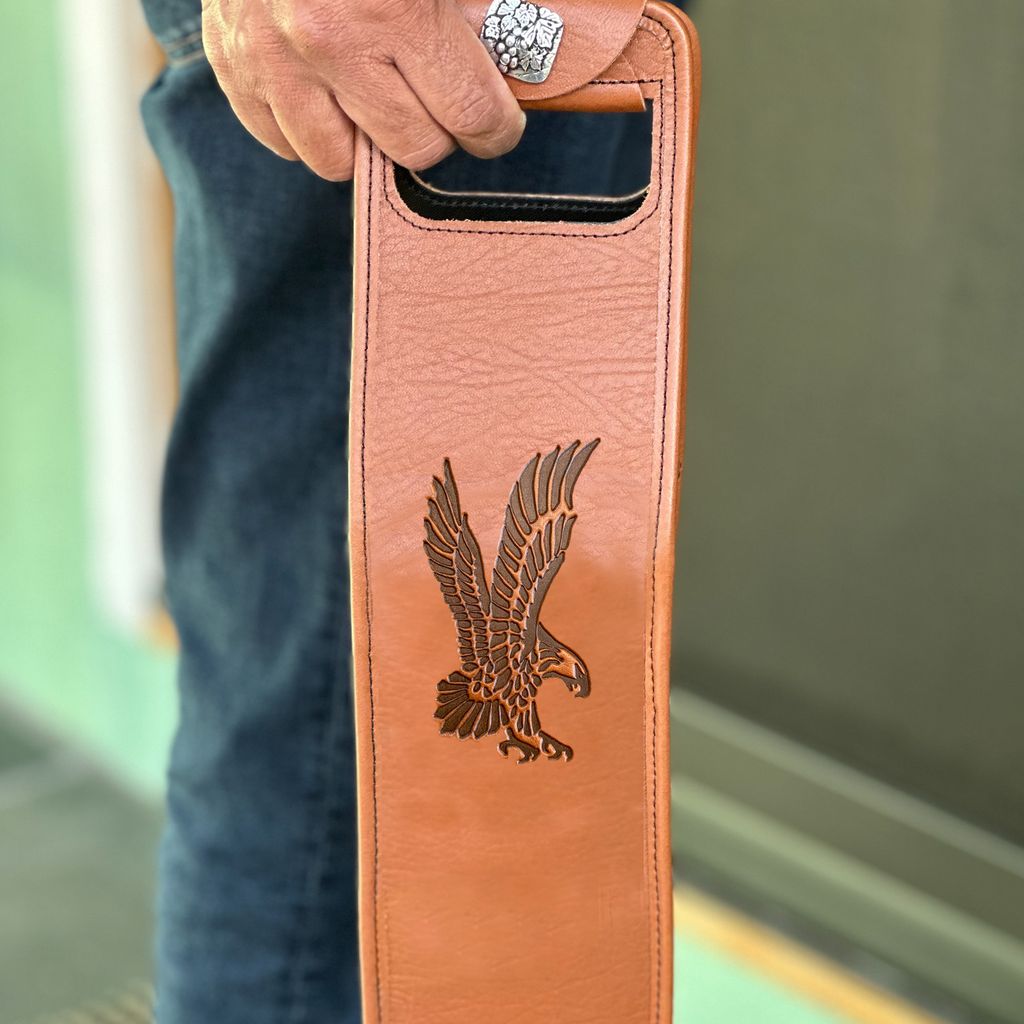 Eagle single bottle wine bag in saddle with model